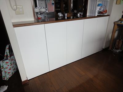 カウンター下を有効活用して収納を造作